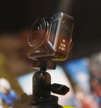 CES2016展會消息，尼康公司宣佈正在研發內置尼康光學和影像處理技術的運動相機係列，以此正式進軍運動相機市場，並推出首款全景相機——KeyMission 360。
尼康KeyMission 360能夠錄製360°視頻的可穿戴式運動相機，內置兩個影響傳感器和鏡頭組合，分別在相機兩側，同時拍攝兩張照片合成為360°影像。
尼康KeyMission 360機身就自帶有防水功能，在不使用保護套的情況下，能夠防水30米，並且具有夠耐沖擊、防塵、耐低溫。