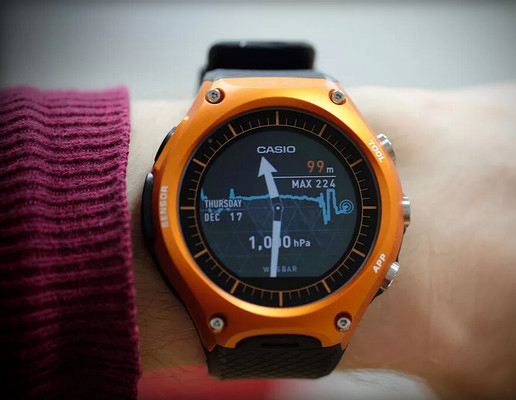 今天CES2016上麵，Casio宣佈發佈一款定位於戶外的智能手錶，外錶非常厚重，採用Android Wear係統。配置方麵，WSD-F10配備了一塊1.32英寸，分辨率320*300的顯示屏，跟Moto 360一樣，它的底部也是有一條黑邊。不過Casio WSD-F10屏幕跟一般手錶稍微不一樣，它採用雙層LCD顯示技術，能實現單色模式，可以更好的延長電池的使用時間，能更省電。