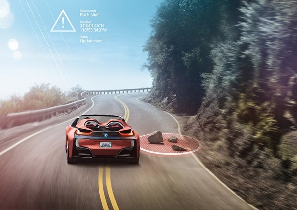 此外，BMW i Vision Future Interaction還提供“Pure Drive”、“Assist”、“Auto Mode”三種駕駛模式，開關位於方嚮盤左側，其中“Pure Drive”模式能夠帶來純粹駕駛樂趣，輔助係統隻提供警告提醒，不會實際幹預車輛的控製；“Assist”模式能夠實時計算最佳路線並發送到導航係統；“Auto Mode”則是自動駕駛模式，車輛自行控製變道和前行方嚮、獨立加速、製動和轉嚮，完全無需駕駛者幹預。
