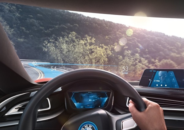 　　BMW i Vision Future Interaction配有平視顯示係統、帶三維視圖顯示的組合儀錶以及一個幾乎擴展到整個前乘客側的21英寸全景式顯示器。諸如車速、限速或導航信息等最重要的數據將投射到前風擋玻璃上，而組合儀錶就佈置在方嚮盤後麵。